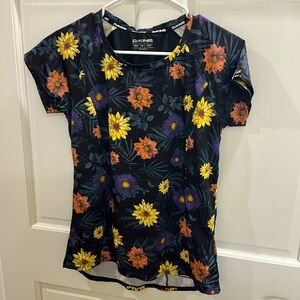 Dakine women’s athletic top, cycling. Short sleeve floral in size Medium. EUC
